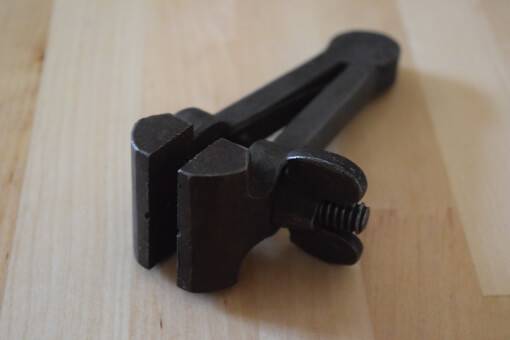 Guitar nut height adjustment – The easy way. Hand vice.